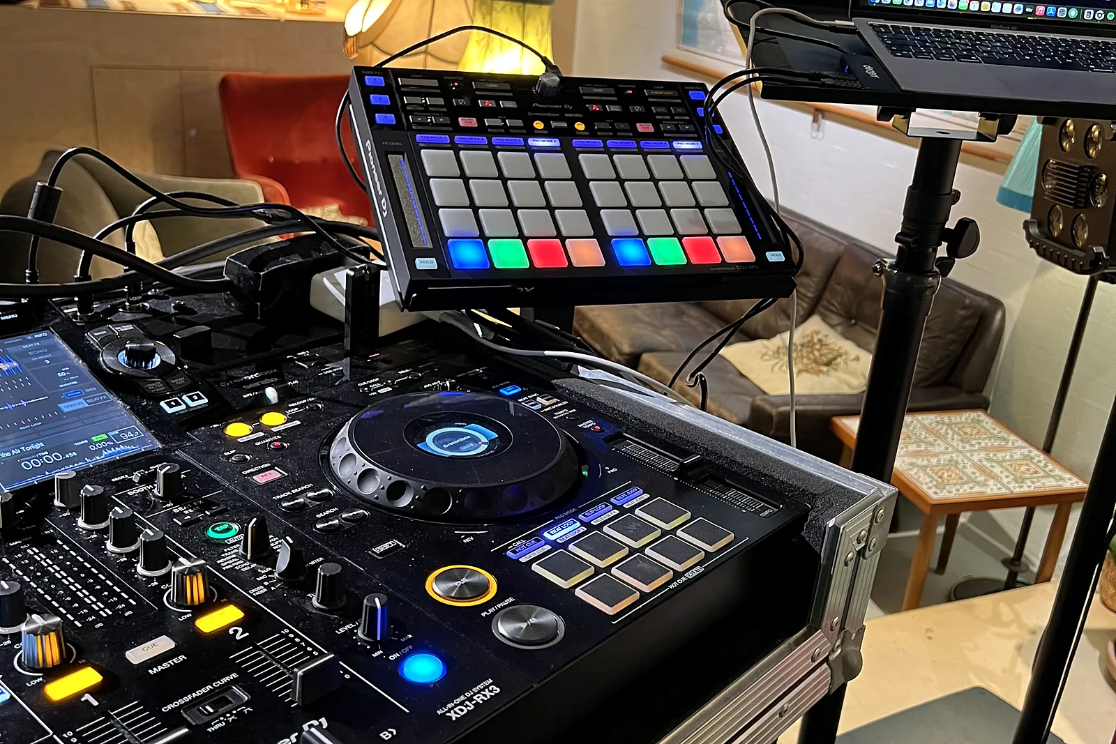 Rasmus' hjemmesetup med pad-controller, DJ-controller og bærbar