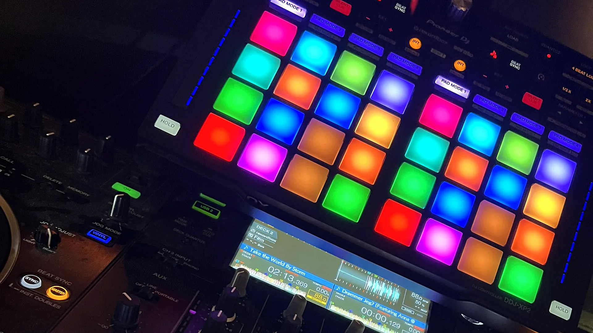 Pads i farver og den bærbare computer i DJ-pulten
