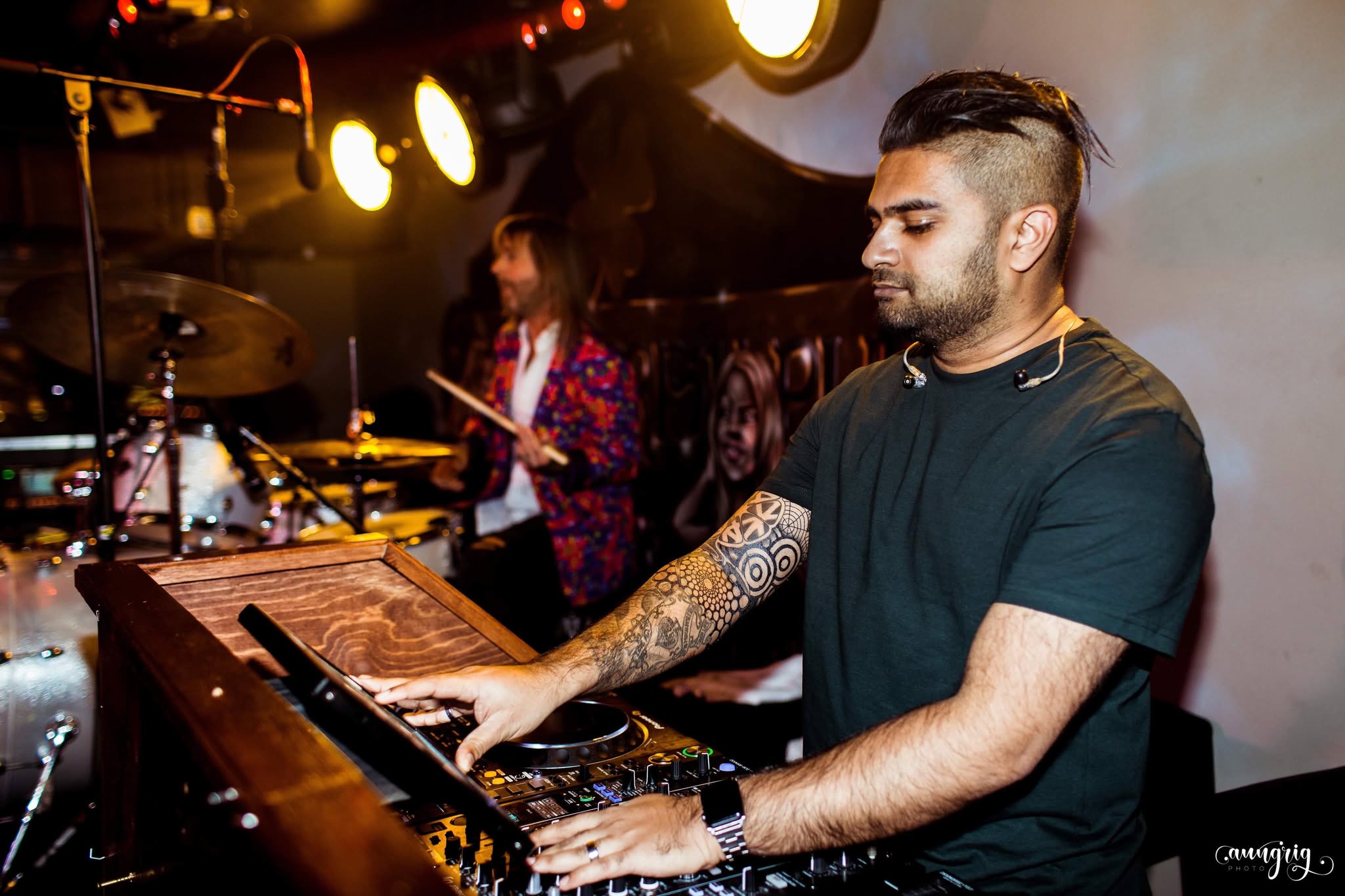 Rasmus bag DJ-pult med trommer
